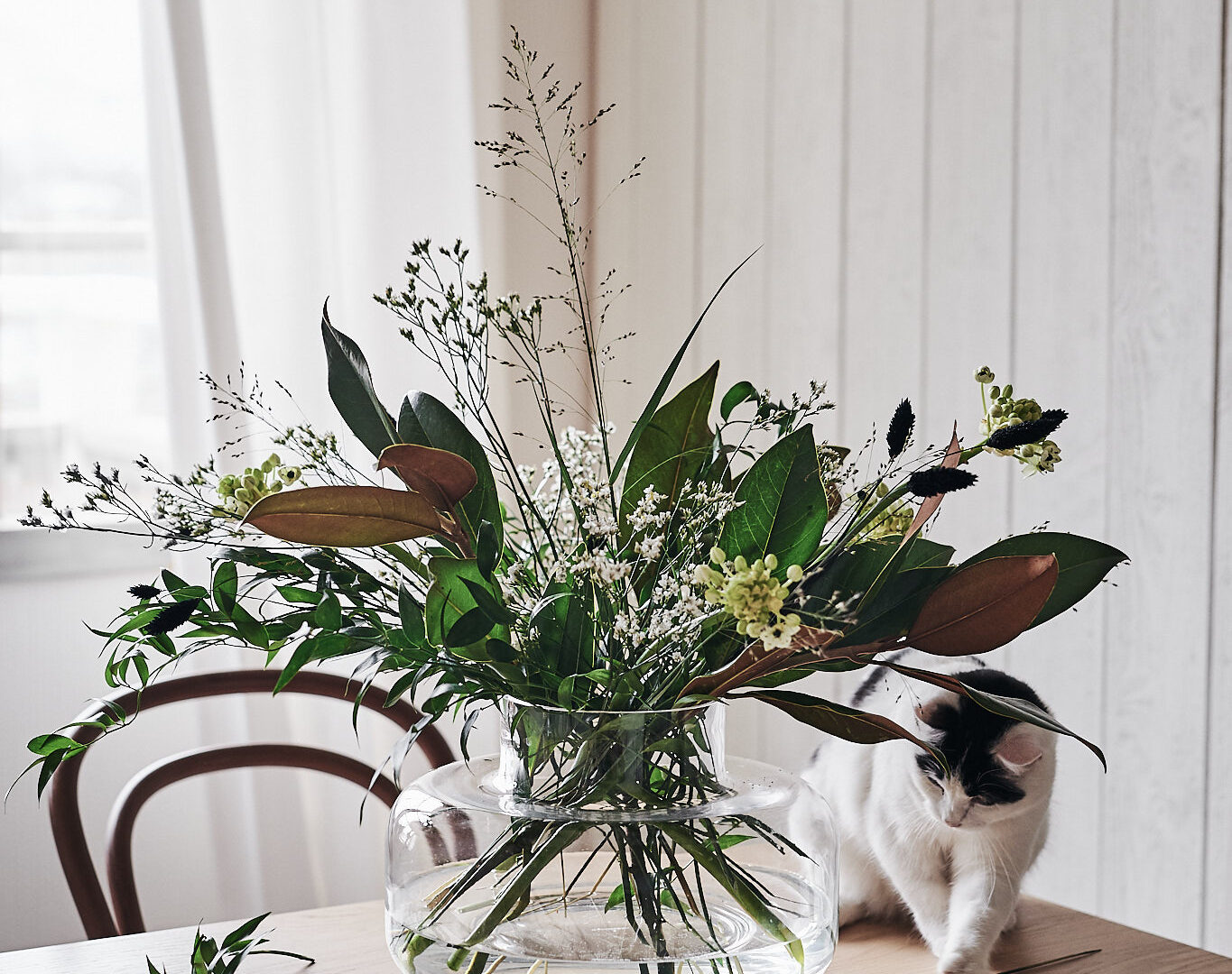 Bukett med magnolia, limonium, gräs, ornithogalum och phalaris. Vas Urna från Marimekko.