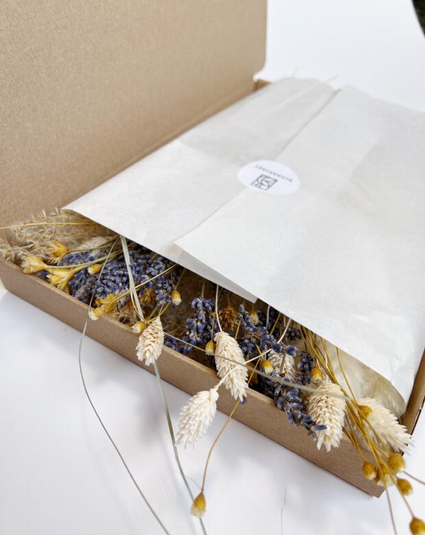Bukett med torkade blommor, skickas i låda på posten